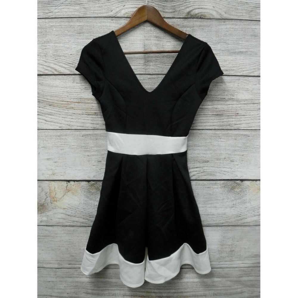 Maru Dress Junior Womens Size Small Black & White V Neck Skater Dress New